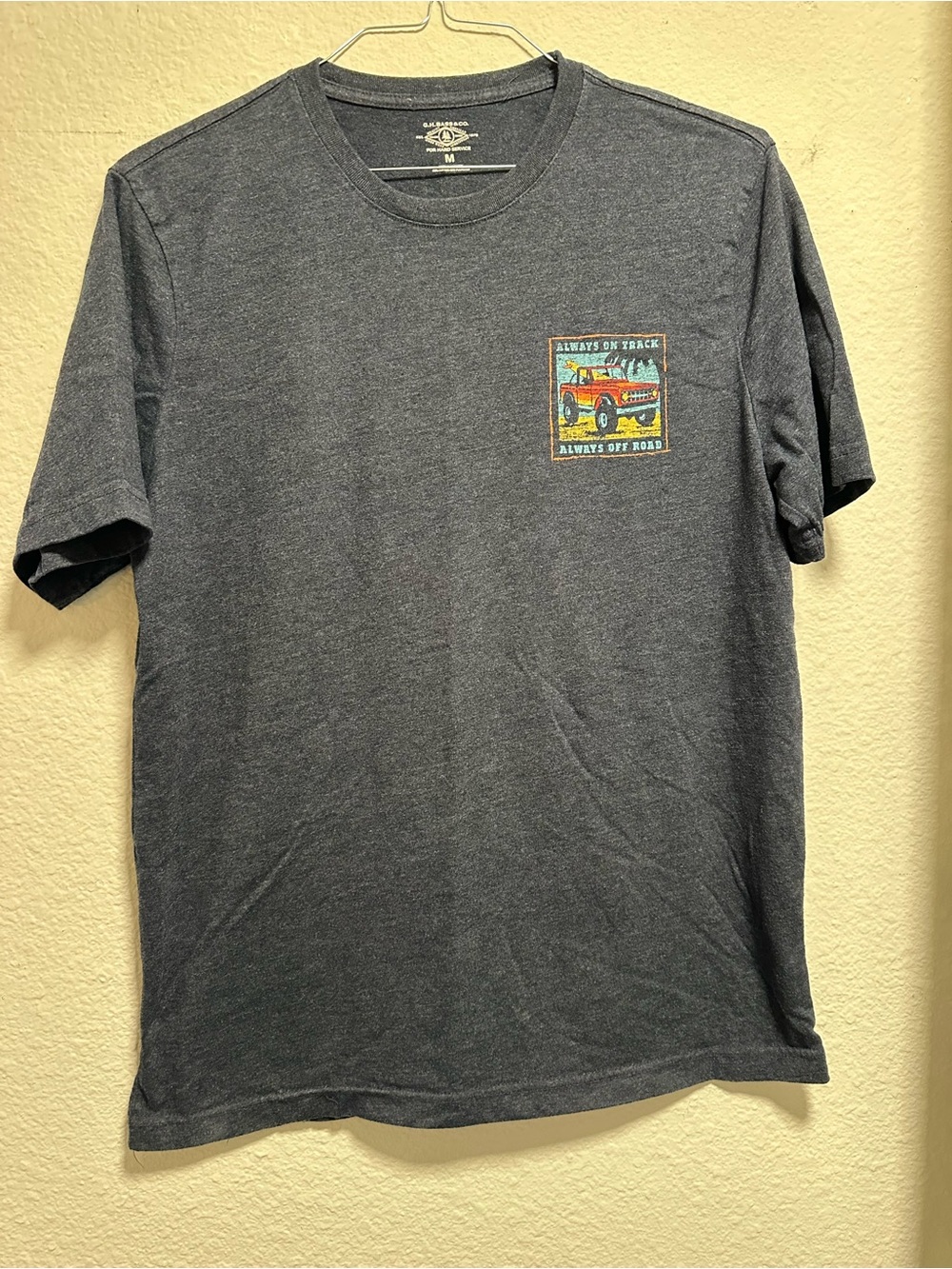 G.H. Bass & Co. men’s short-sleeve graphic T-shirt in charcoal/heather gray M